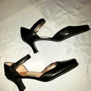 Kenneth Cole Reaction Black heels Size 71/2